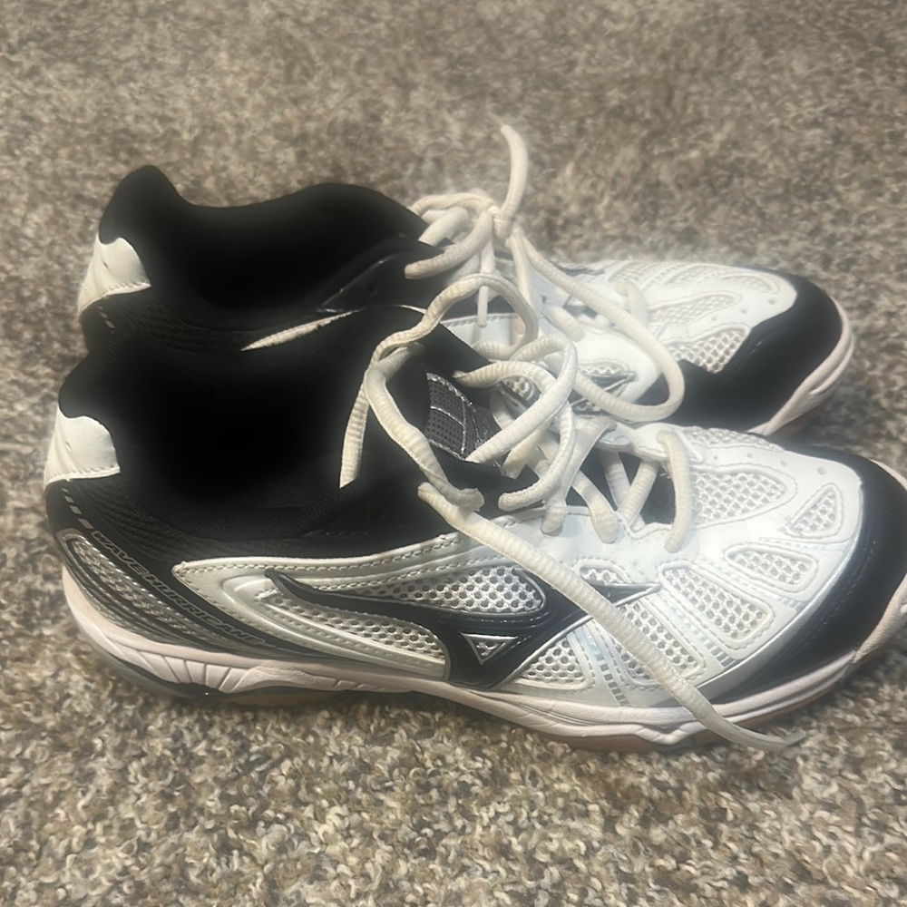 Mizuno Black and White Volleyball Shoes Size W7
